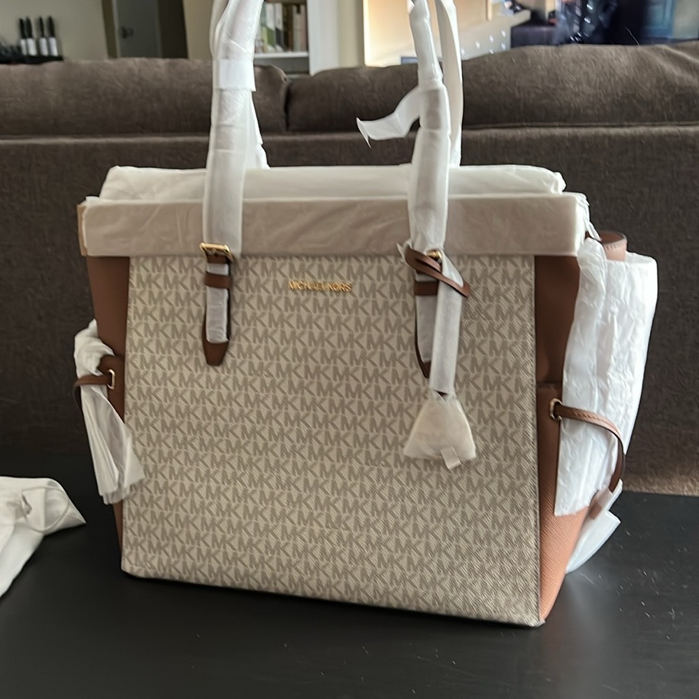 NWT Michael Kors Gilly Large Drawstring Travel Tote and dust bag